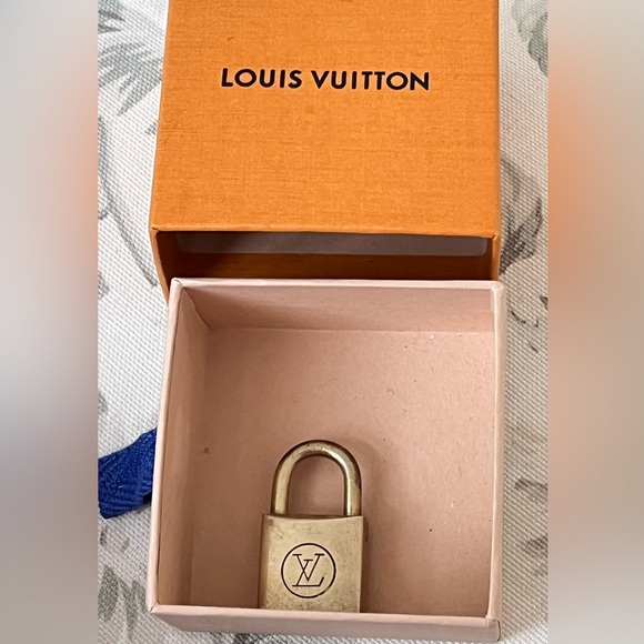 Louis Vuitton Lock in Gift Box - Picture 6 of 6